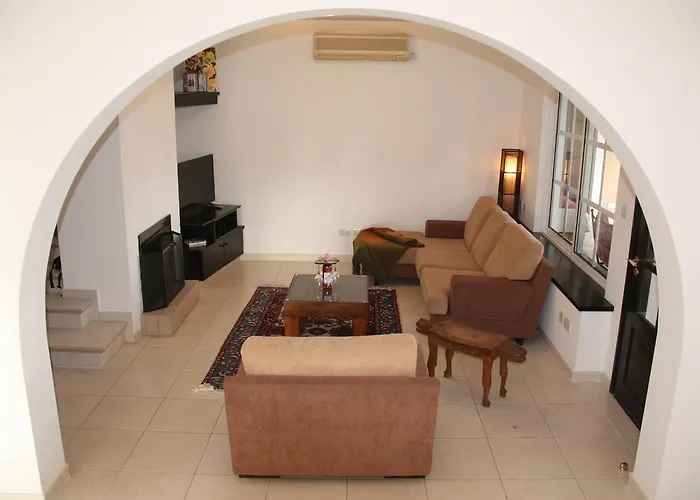 Laonari Semesterbostad Tsadha